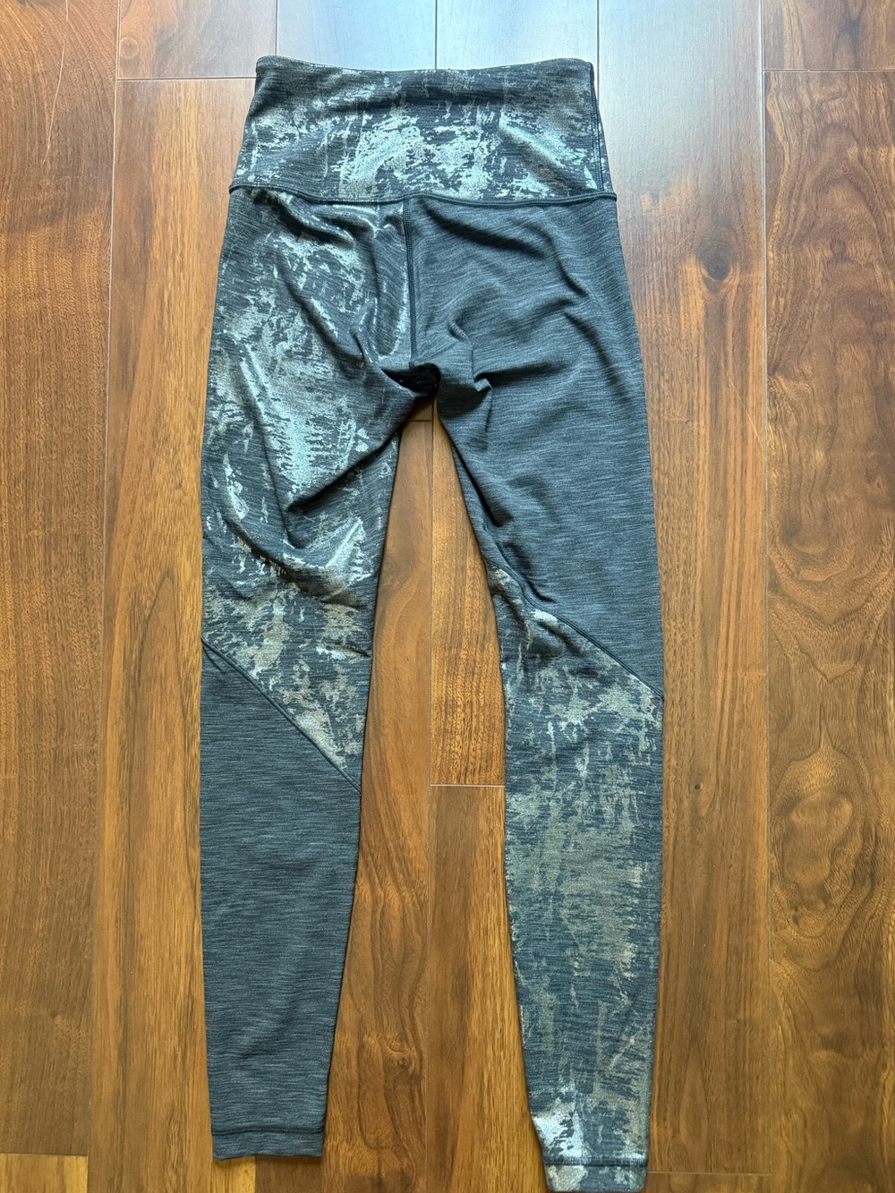 Lululemon RARE Wunder Under Gray and Silver Foil Workout Leggings / Size 4 / EUC - Picture 3 of 7